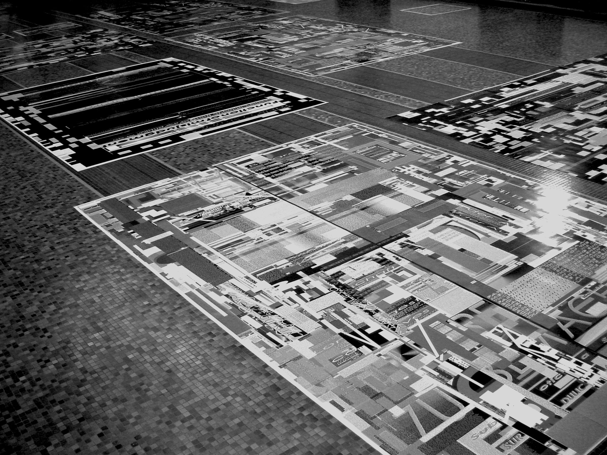 Herwig Steiner (1956L) / Textfields/Battlefields Discourses – Yugoslavia / Floorinstallation / computergenerierte Prints auf Papier / Muzej Istorije Jugoslavije, Beograd/SRB / 2002
